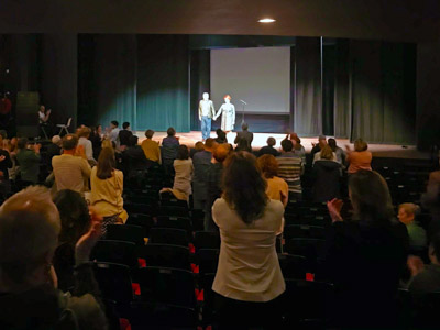 Column Mandy Heidstra: IN HET THEATER WILLEN WE LEVEN ZIEN, IN HET LEVEN THEATER
